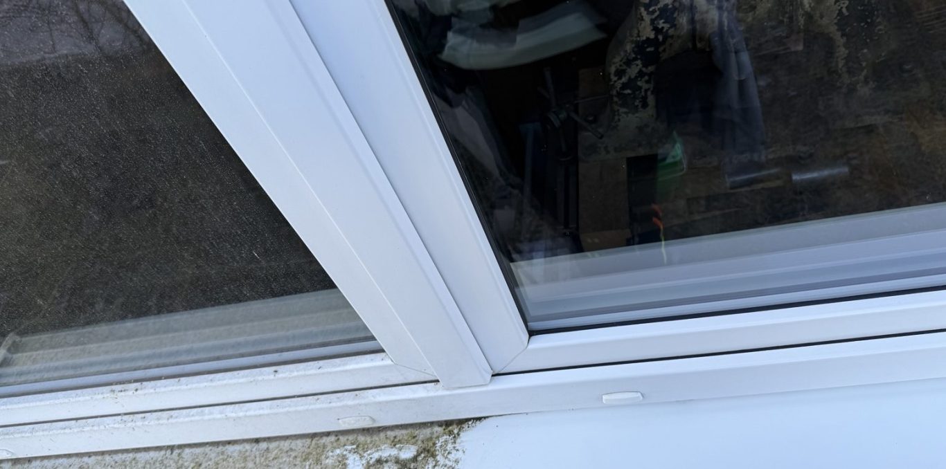 Detailaufnahme eines Fensters während der professionellen Reinigung